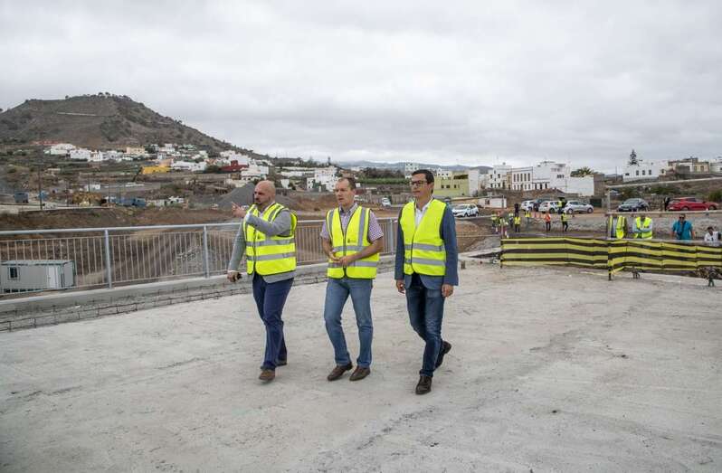 El vicepresidente canario Pablo Rodríguez, de visita por las obras (Foto TA)